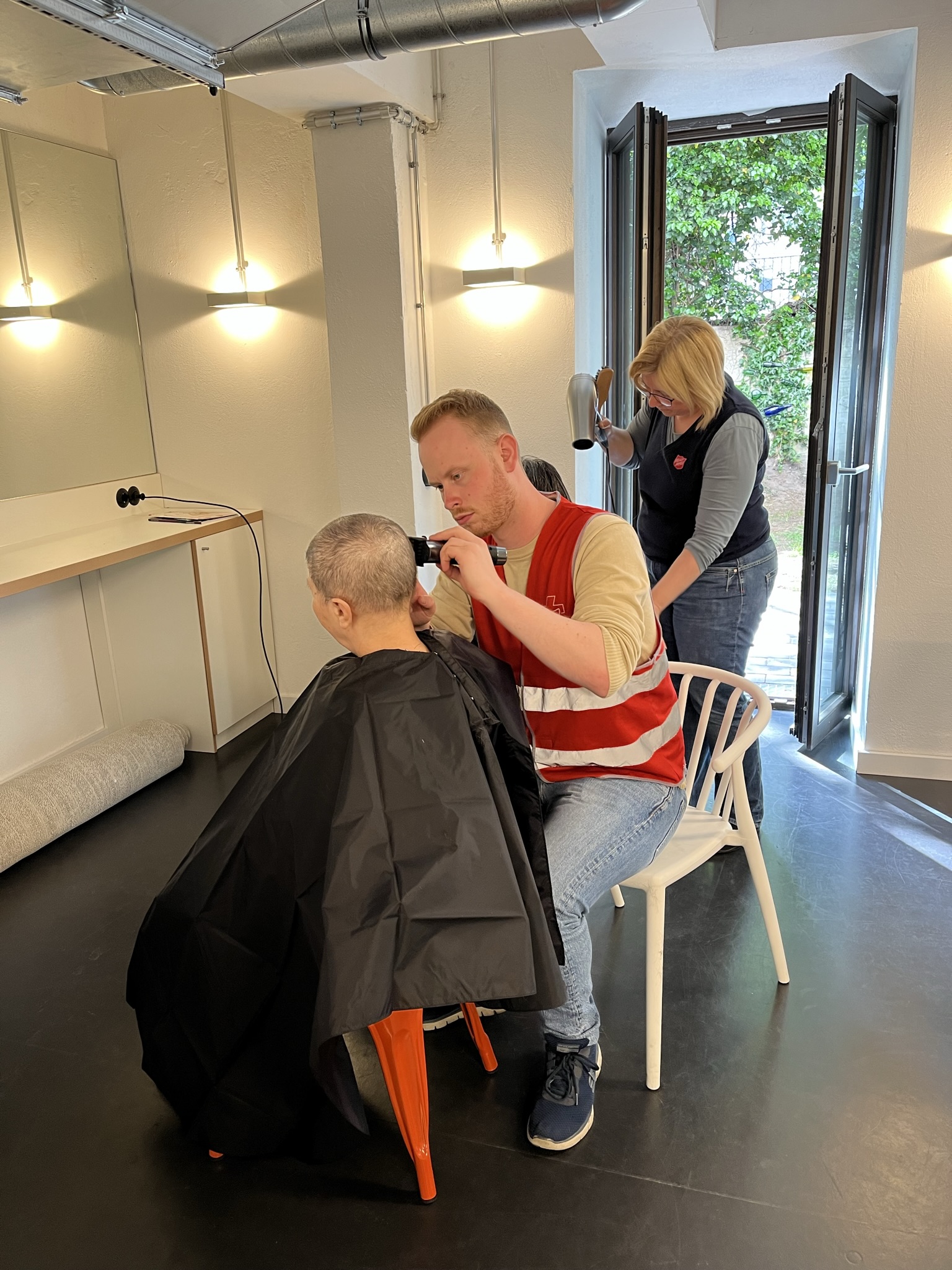 Haare schneiden für Menschen in Not