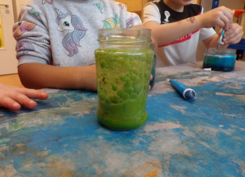 Mit Kindern kleine Experimente durchf&uuml;hren.