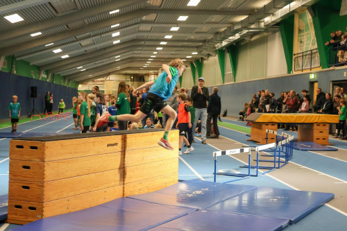 Kampfrichter und Helfer bei Leichtathletikwettk&auml;mpfen