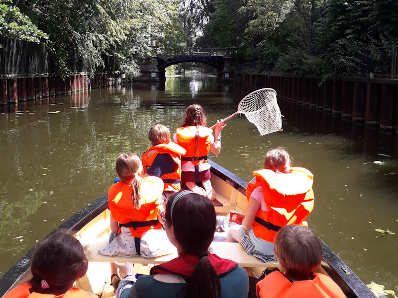 Begleiter:innen für Bootstouren auf den Alsterkanälen gesucht!