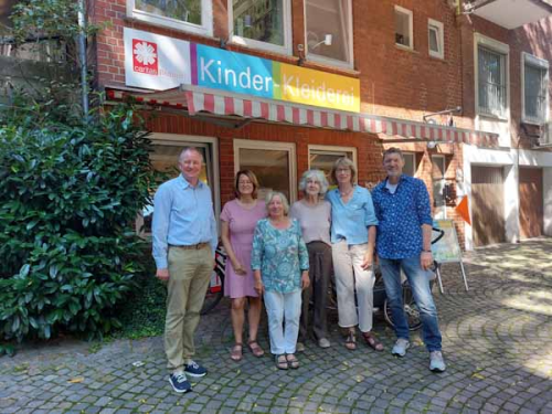 Mitarbeit in der "Kinder-Kleiderei"