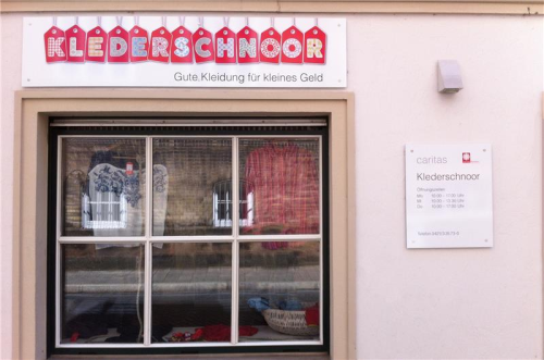Mitarbeit in der "Klederschnoor" (Kleidung verkaufen)