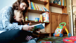 Vorlesen in der Krippengruppe: Schenke Kindern Nähe und Sprache
